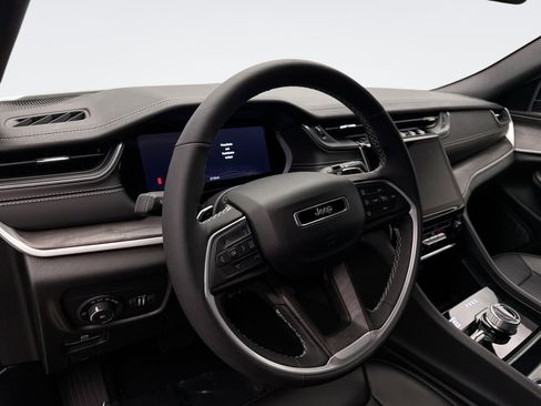 Used 2025 Jeep Grand Cherokee Limited w/ Black Appearance Package image 10