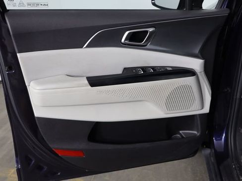 Used 2023 Kia Carnival LX FWD image 20