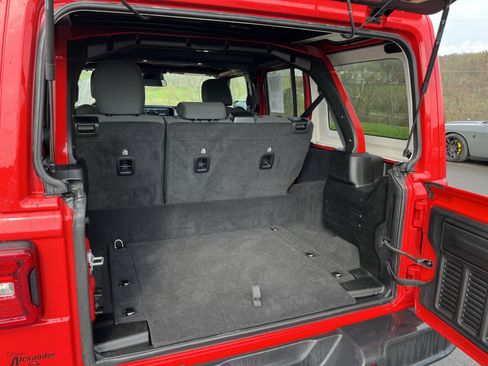 Used 2025 Jeep Wrangler Unlimited Sahara w/ Safety Group image 5