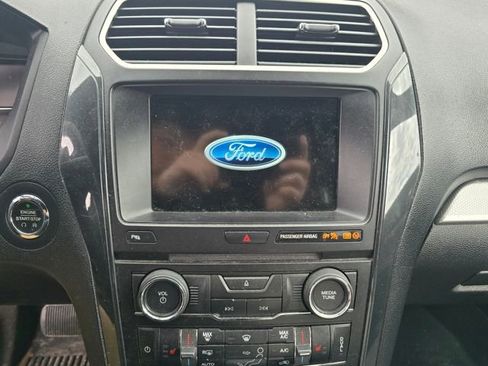 Used 2017 Ford Explorer XLT w/ Equipment Group 202A AWD/4WD image 9