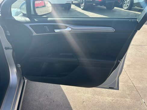 Used 2018 Ford Fusion SE image 16