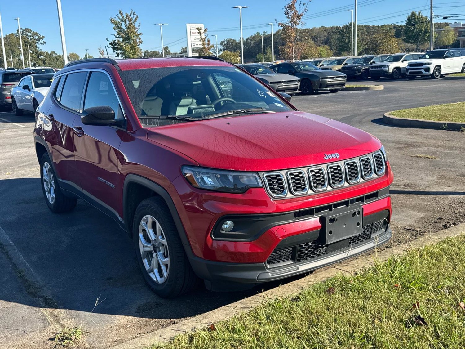 Used 2025 Jeep Compass Latitude AWD/4WD image 2