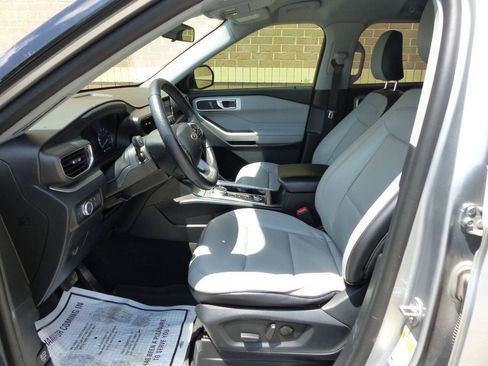 Used 2021 Ford Explorer XLT w/ Equipment Group 202A AWD/4WD image 22