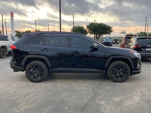 Used 2021 Toyota RAV4 LE FWD image 4