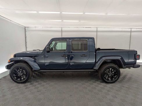 Used 2025 Jeep Gladiator Sport AWD/4WD image 3