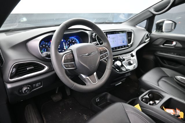 Used 2025 Chrysler Pacifica Select FWD image 19