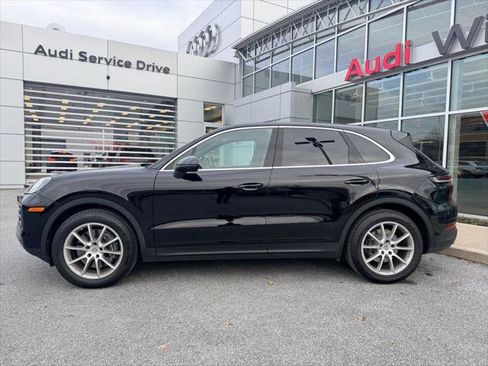 Used 2024 Porsche Cayenne AWD/4WD image 3