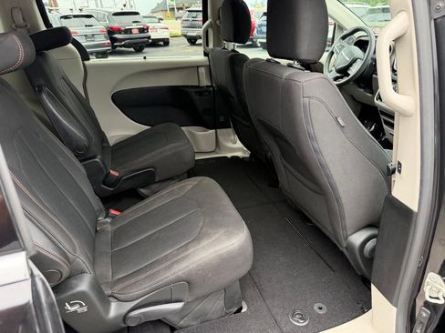 Used 2017 Chrysler Pacifica Touring Plus w/ Tire & Wheel Group FWD image 26