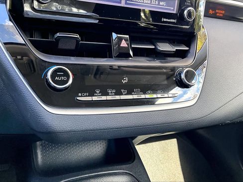 Used 2021 Toyota Corolla LE image 32