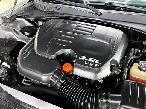 Used 2018 Chrysler 300 S AWD/4WD image 32