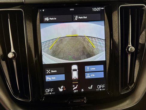 Used 2018 Volvo XC60 T5 Momentum w/ Vision Package image 2