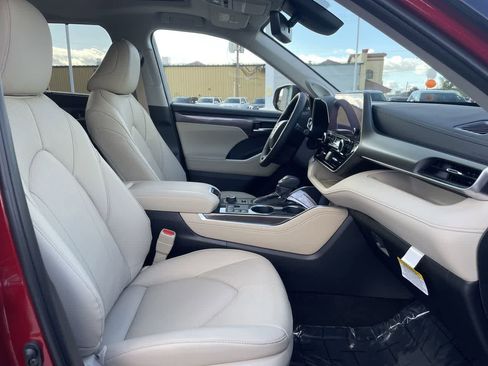Used 2023 Toyota Highlander Limited image 16