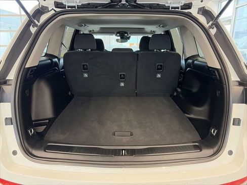 Used 2023 Jeep Grand Cherokee Laredo image 10