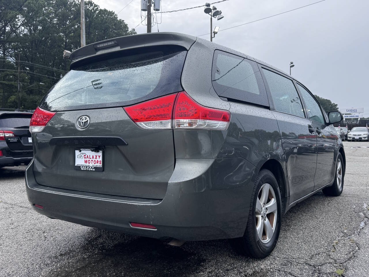 Used 2011 Toyota Sienna w/ Towing Pkg FWD image 5