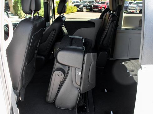 Used 2020 Dodge Grand Caravan SXT image 34