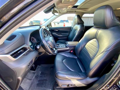 Used 2021 Toyota Highlander XLE image 22