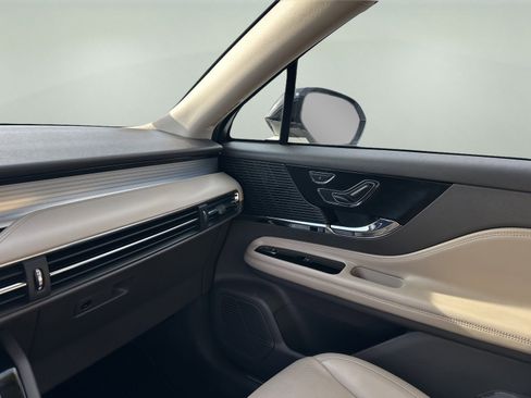 Used 2022 Lincoln Corsair AWD w/ Premium Package image 16