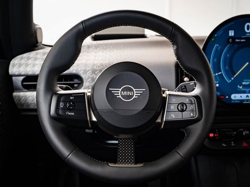 Certified 2025 MINI Cooper S image 38