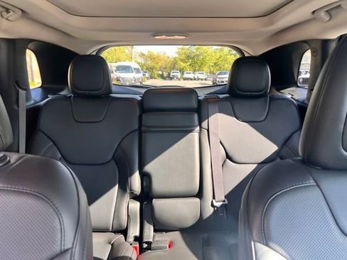 Used 2017 Jeep Cherokee Overland w/ Technology Group FWD image 29