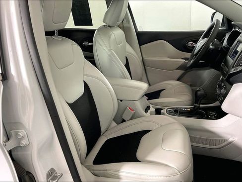 Used 2020 Jeep Cherokee Latitude Plus w/ Comfort/Convenience Group FWD image 9