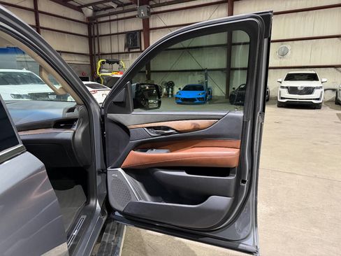 Used 2019 Cadillac Escalade ESV Premium Luxury RWD image 24