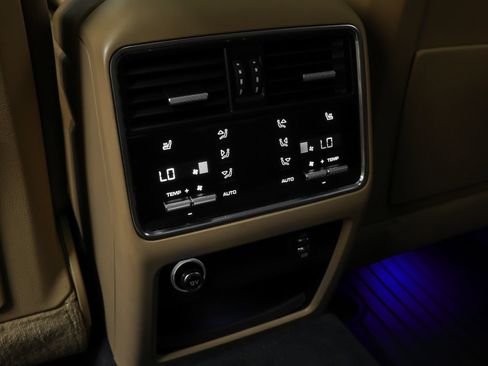 Certified 2019 Porsche Cayenne E-Hybrid AWD/4WD image 45