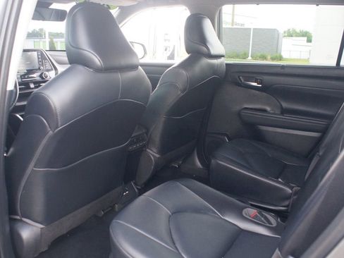 Used 2021 Toyota Highlander XLE FWD image 15