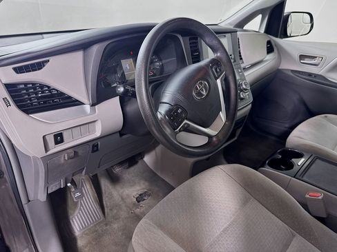 Used 2015 Toyota Sienna LE image 9