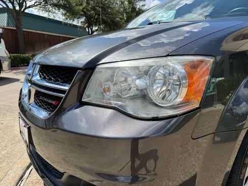 Used 2018 Dodge Grand Caravan SE w/ UConnect Hands-Free Group FWD image 3