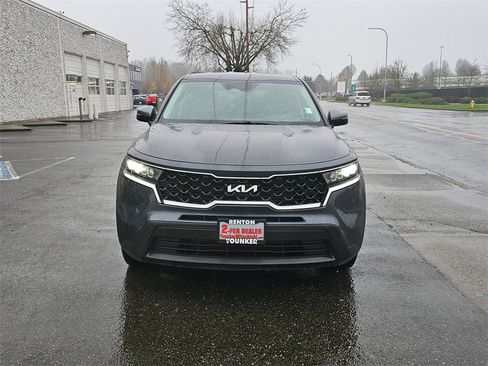 Used 2023 Kia Sorento LX image 2