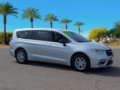 Used 2024 Chrysler Pacifica Touring-L image 7