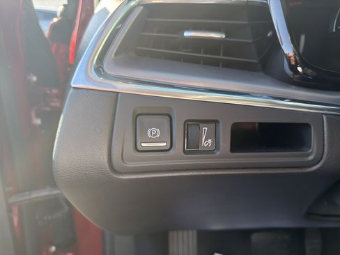 Used 2018 Cadillac XT5 Luxury w/ Driver Awareness Package image 10