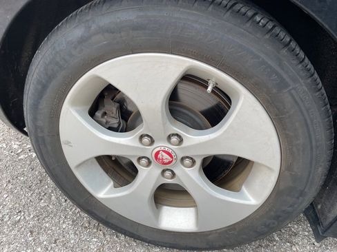 Used 2017 Jaguar XE image 5