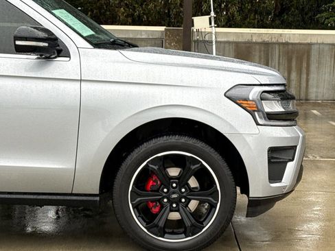Used 2022 Ford Expedition Limited image 3