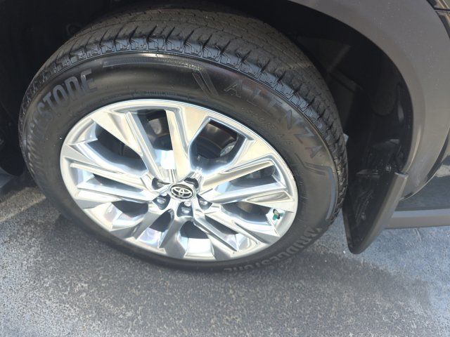 Used 2025 Toyota Highlander Limited FWD image 9