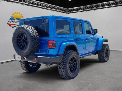 Used 2025 Jeep Wrangler Unlimited Sahara w/ Technology Group AWD/4WD image 5