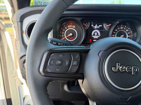 Used 2025 Jeep Wrangler Sport AWD/4WD image 19