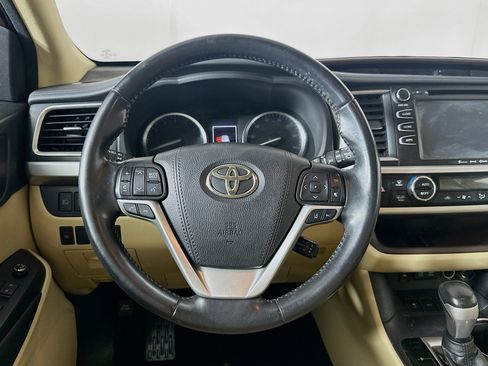 Used 2018 Toyota Highlander XLE FWD image 18
