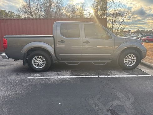 Used 2019 Nissan Frontier SV image 6