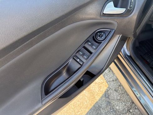 Used 2016 Ford Focus SE w/ SE Sport Package FWD image 13