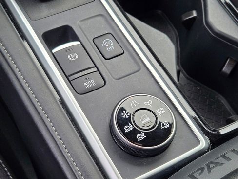 Used 2025 Nissan Pathfinder SV AWD/4WD image 32