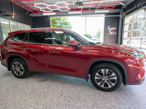 Used 2021 Toyota Highlander XLE AWD/4WD image 5