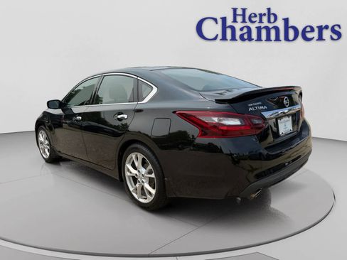 Used 2017 Nissan Altima 2.5 SR w/ Midnight Edition Package FWD image 3