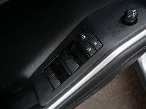Used 2020 Toyota Highlander XLE AWD/4WD image 24
