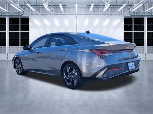 Used 2024 Hyundai Elantra SEL w/ Convenience Package image 4