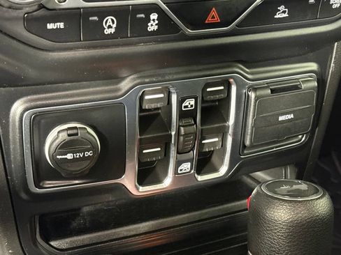 Used 2022 Jeep Wrangler Unlimited Sahara AWD/4WD image 25