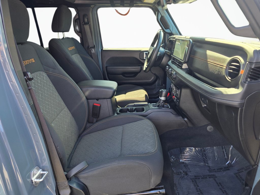 Used 2025 Jeep Gladiator Mojave w/ Convenience Group AWD/4WD image 24