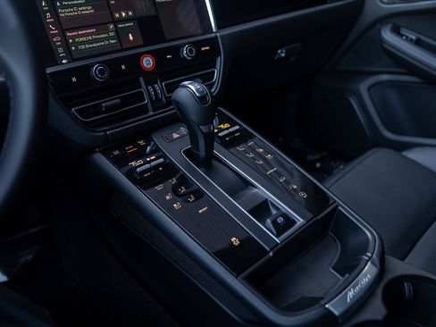 Certified 2026 Porsche Macan AWD/4WD image 13