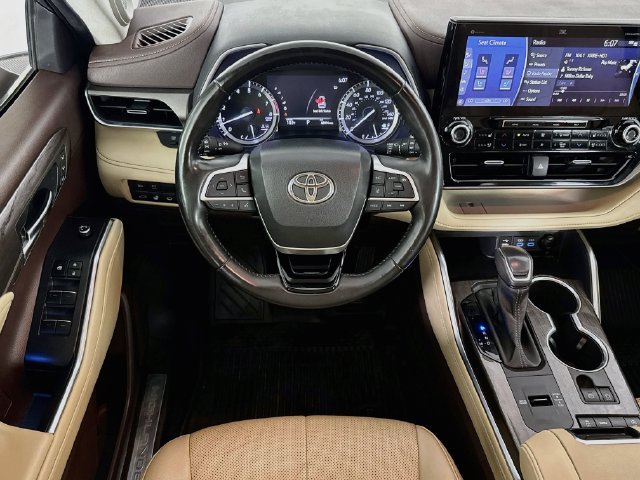 Used 2022 Toyota Highlander Limited FWD image 14