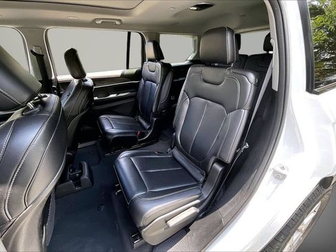 Used 2023 Jeep Grand Cherokee L Limited AWD/4WD image 23